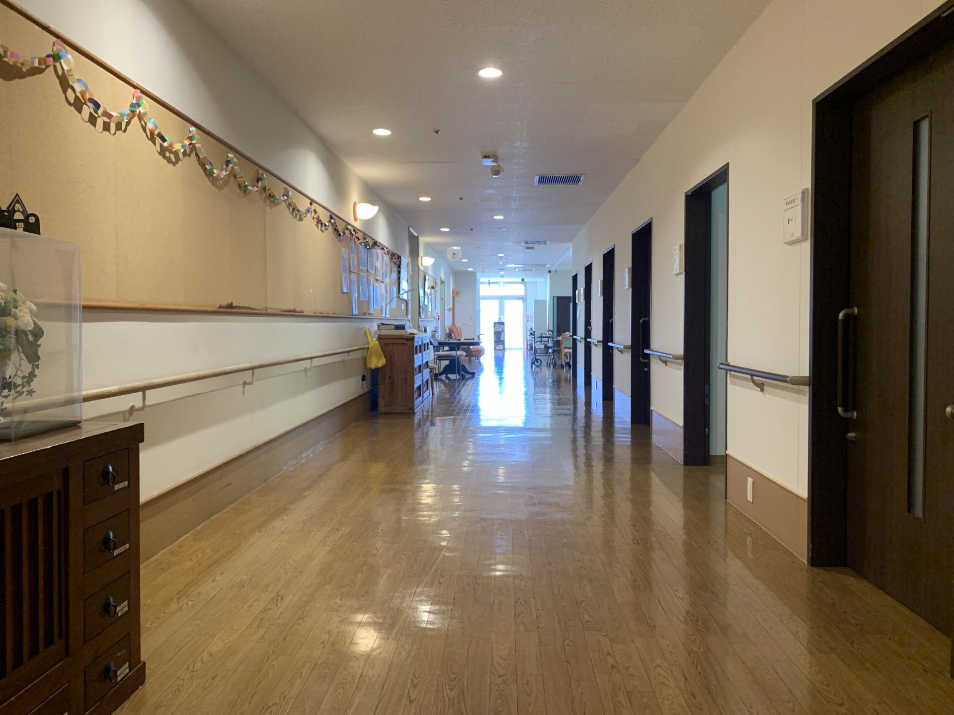 長い廊下と手すり