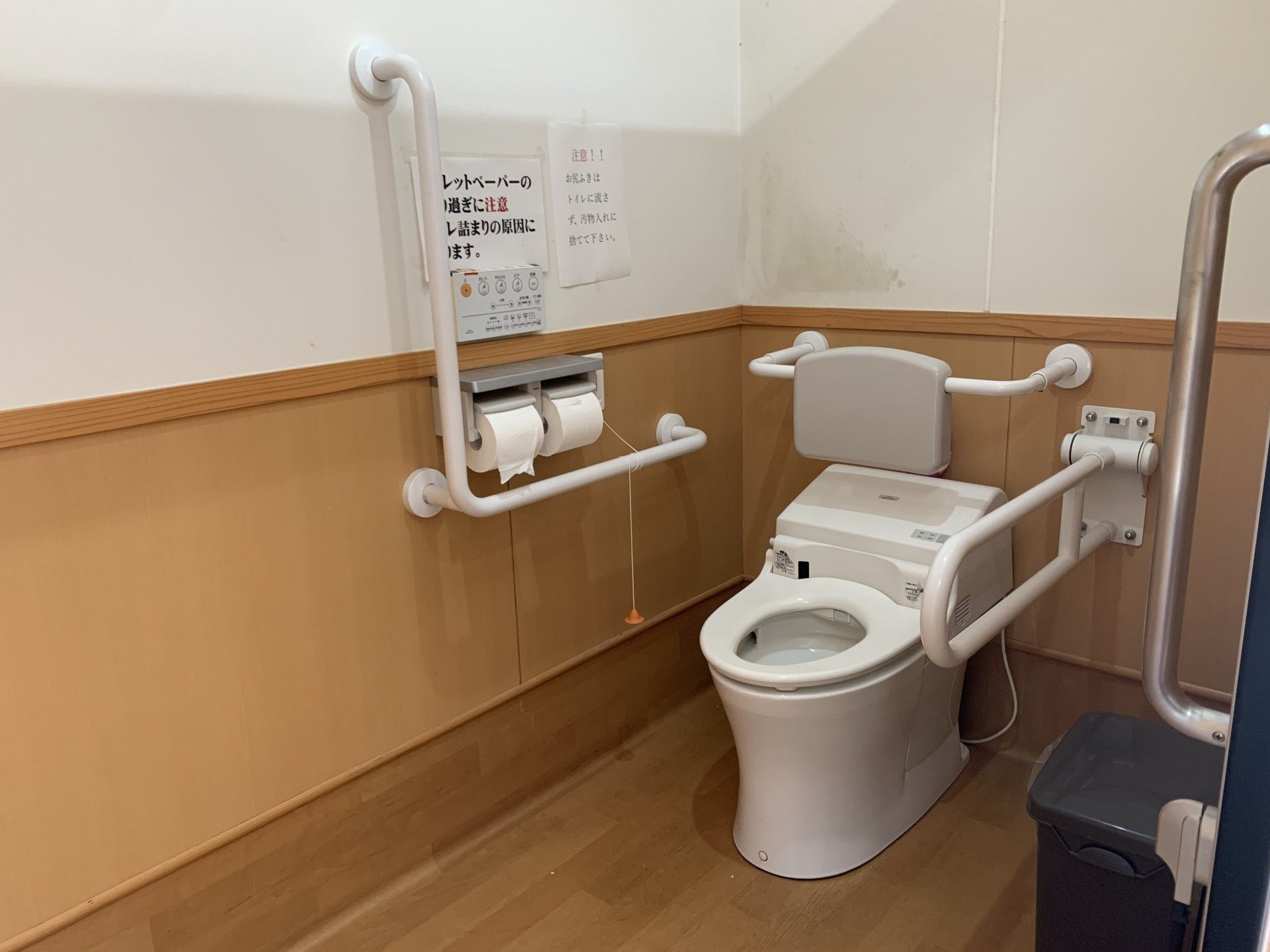 手すり付きのトイレ