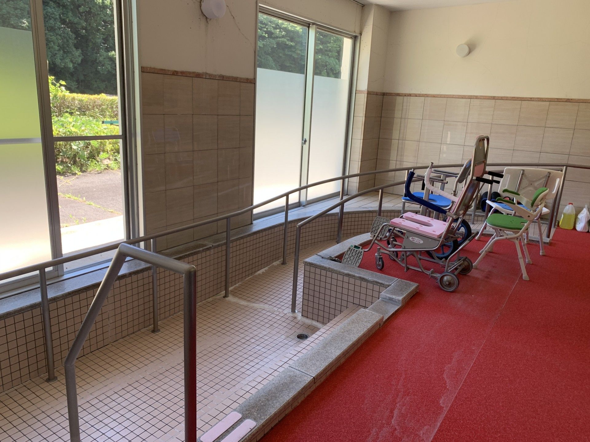 手すり付きのスロープ