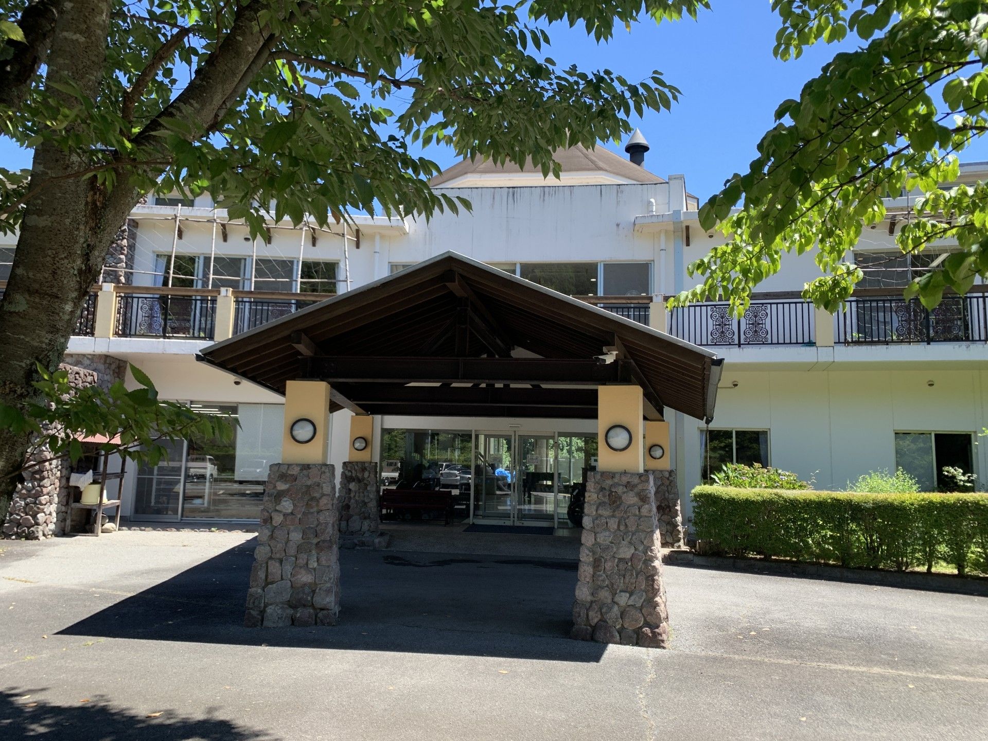 緑に囲まれた建物の入口