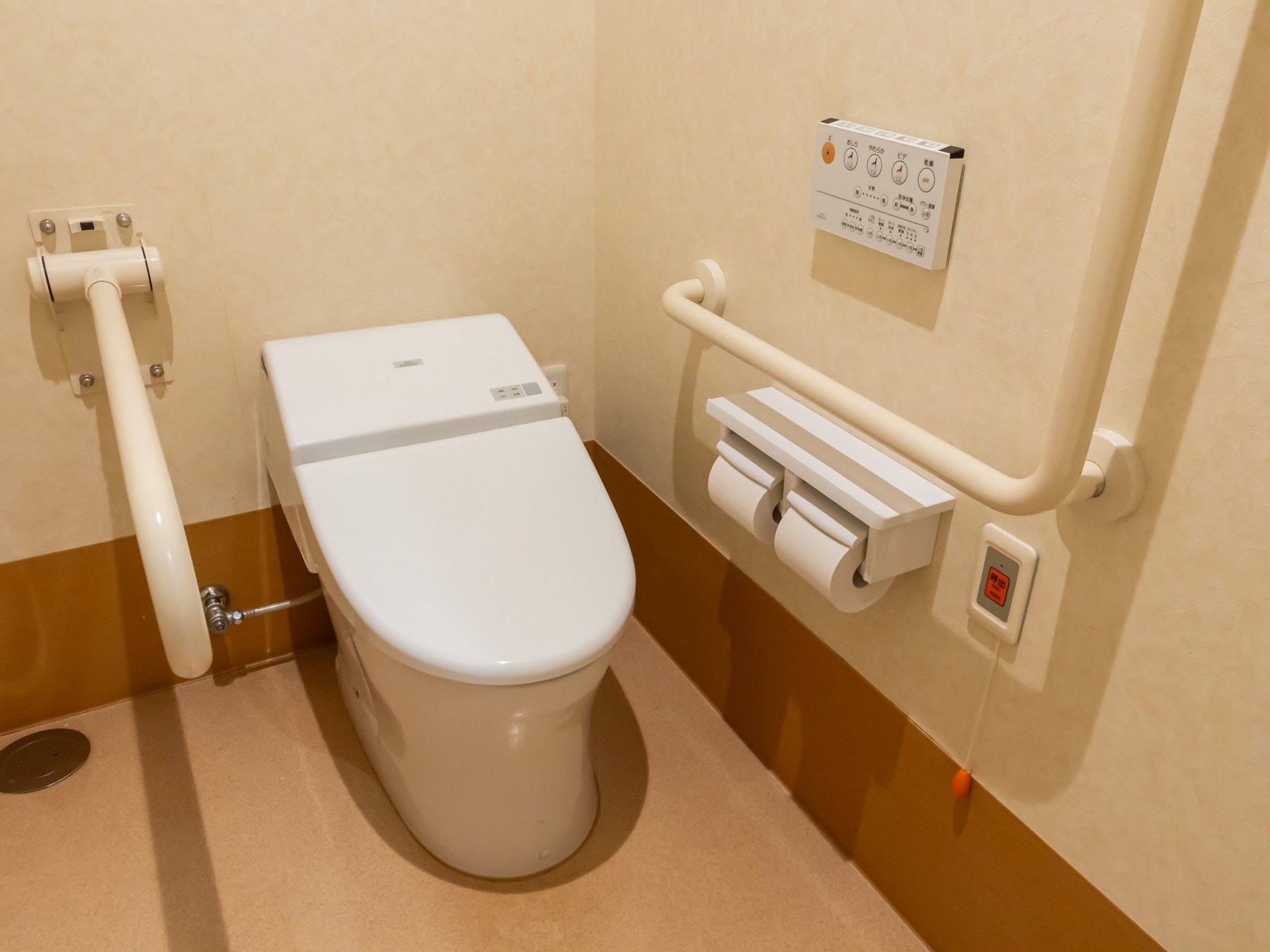 手すり付きのトイレ