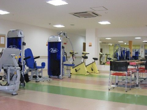 トレーニングルームには要介護のための機材がおいてある。