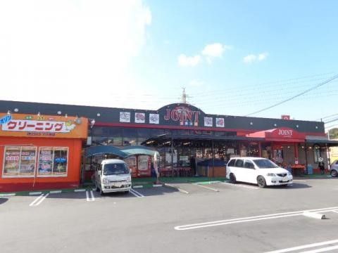 施設の周辺には気軽に行けるスーパーマーケットがあり、食料品や日用品などを購入することができ、便利である。