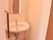 各部屋には洗面所が完備されている。鏡もついているので洗顔、歯みがき、髪の手入れなどの身支度にも便利である。