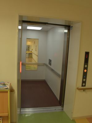配膳用エレベーター