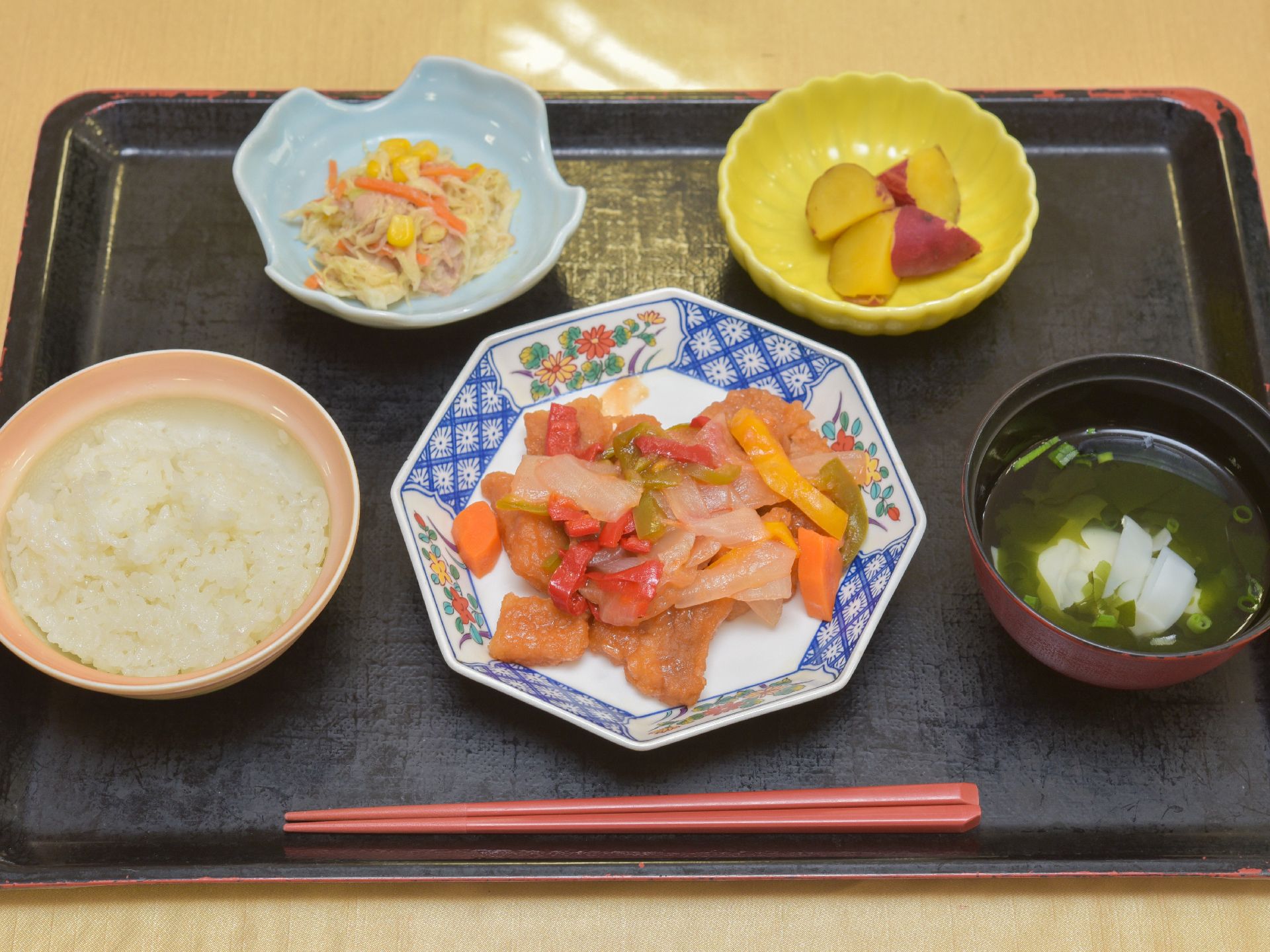 食事は主食、主菜、そして副菜が2品という、栄養バランスを考えた内容である。デザートもあり、色とりどりの食事になっている。