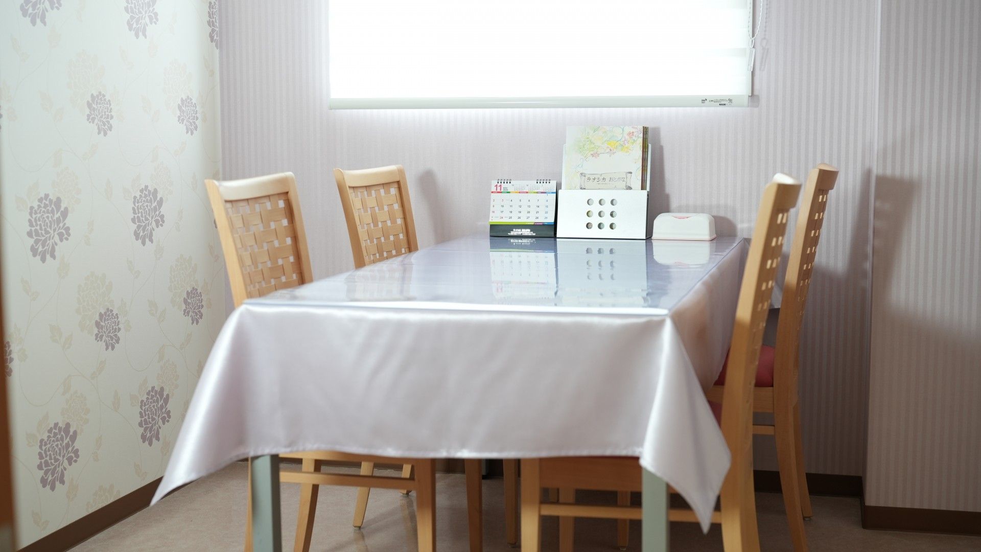 窓際のテーブルと椅子