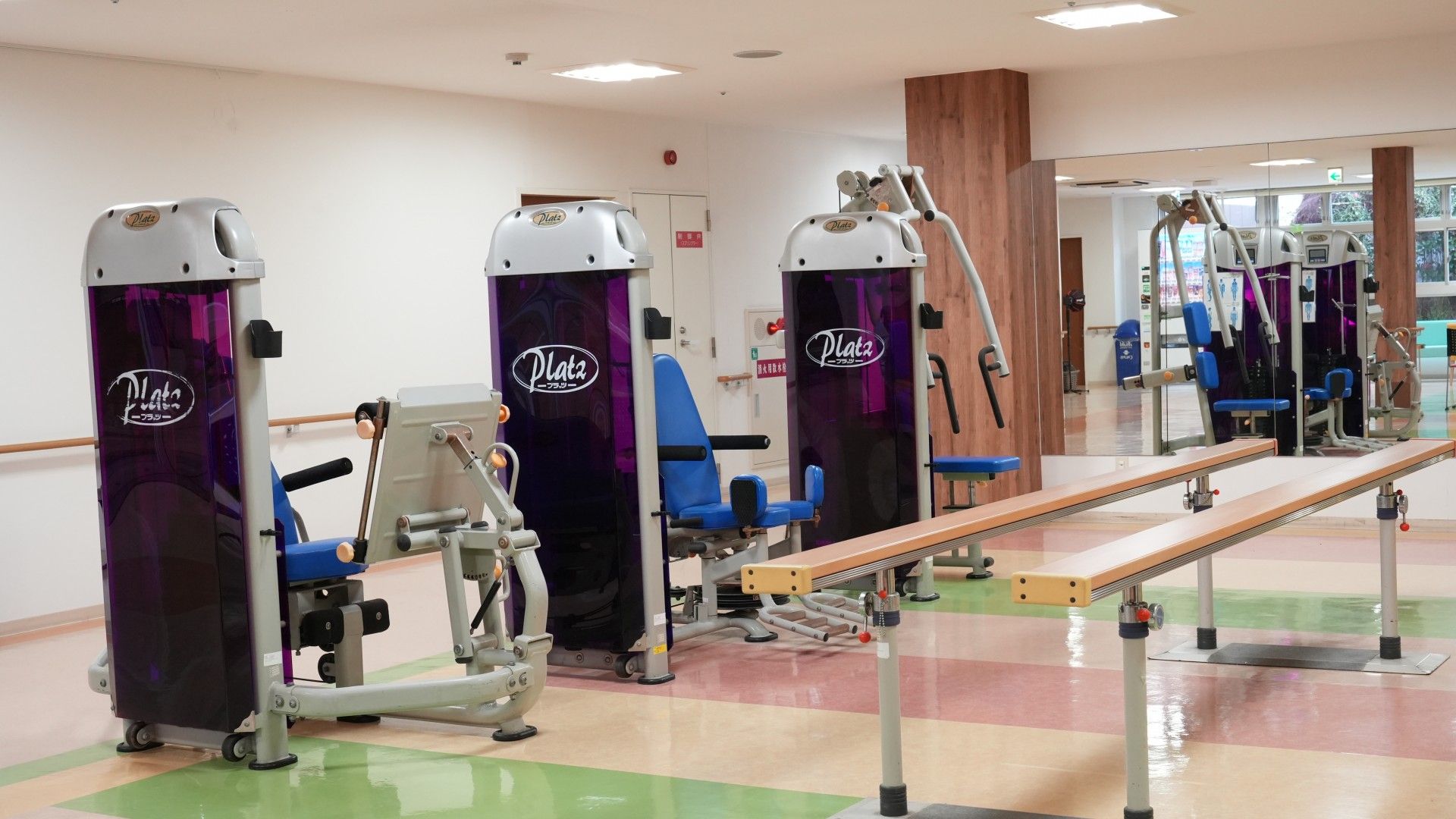 トレーニングルームには要介護のための機材がおいてある。