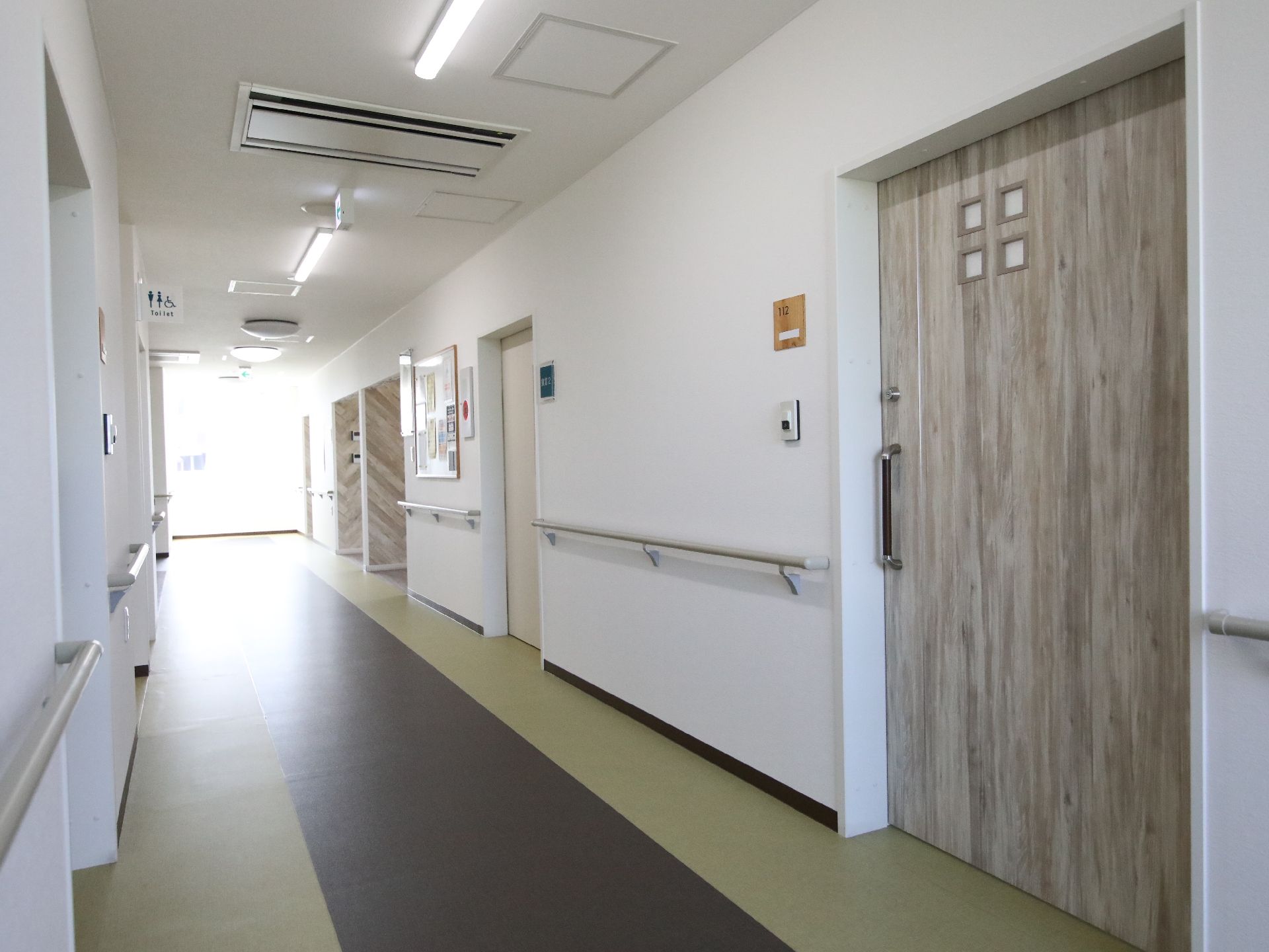 手すりを完備した廊下