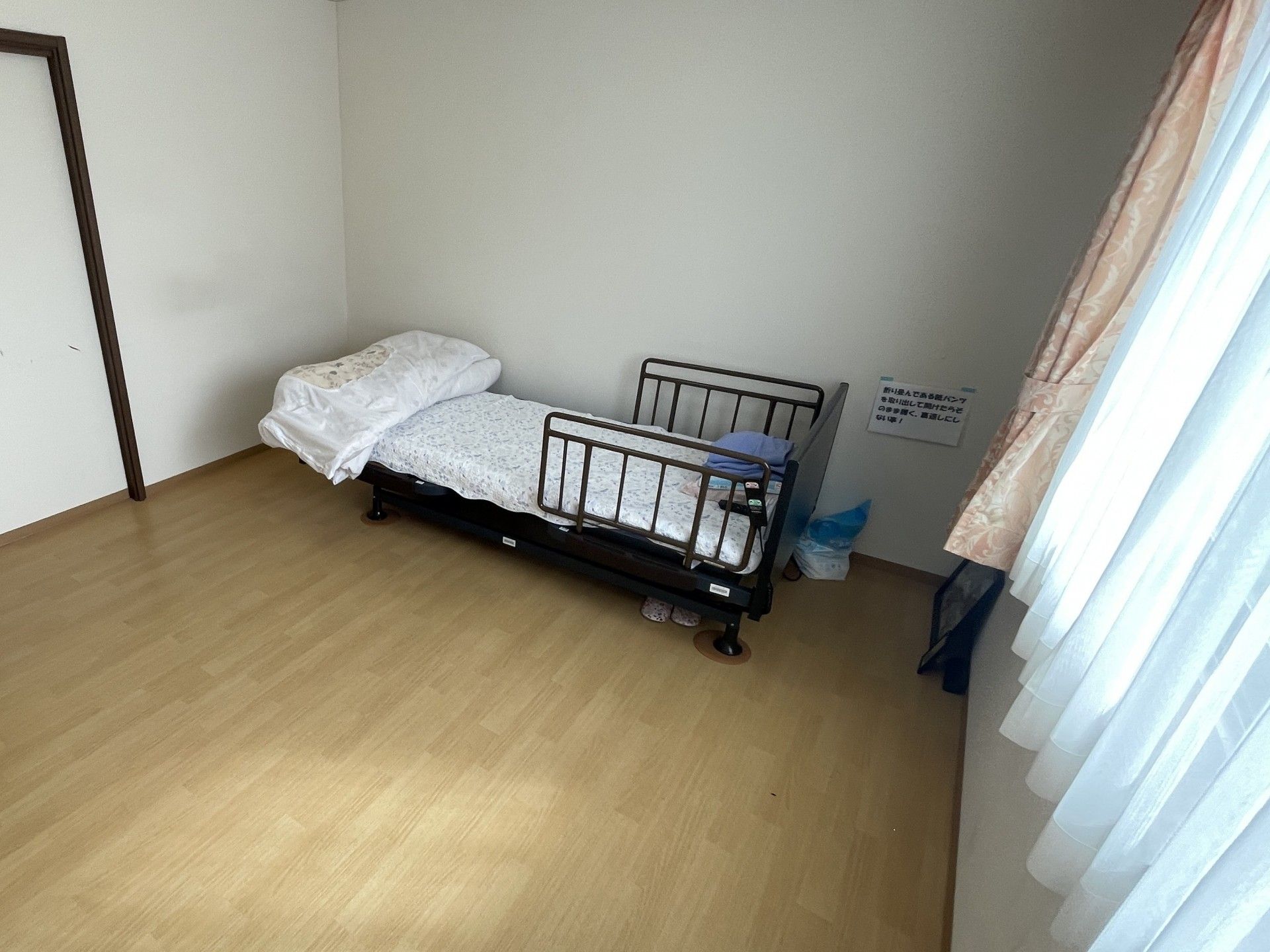 シンプルなベッドの部屋