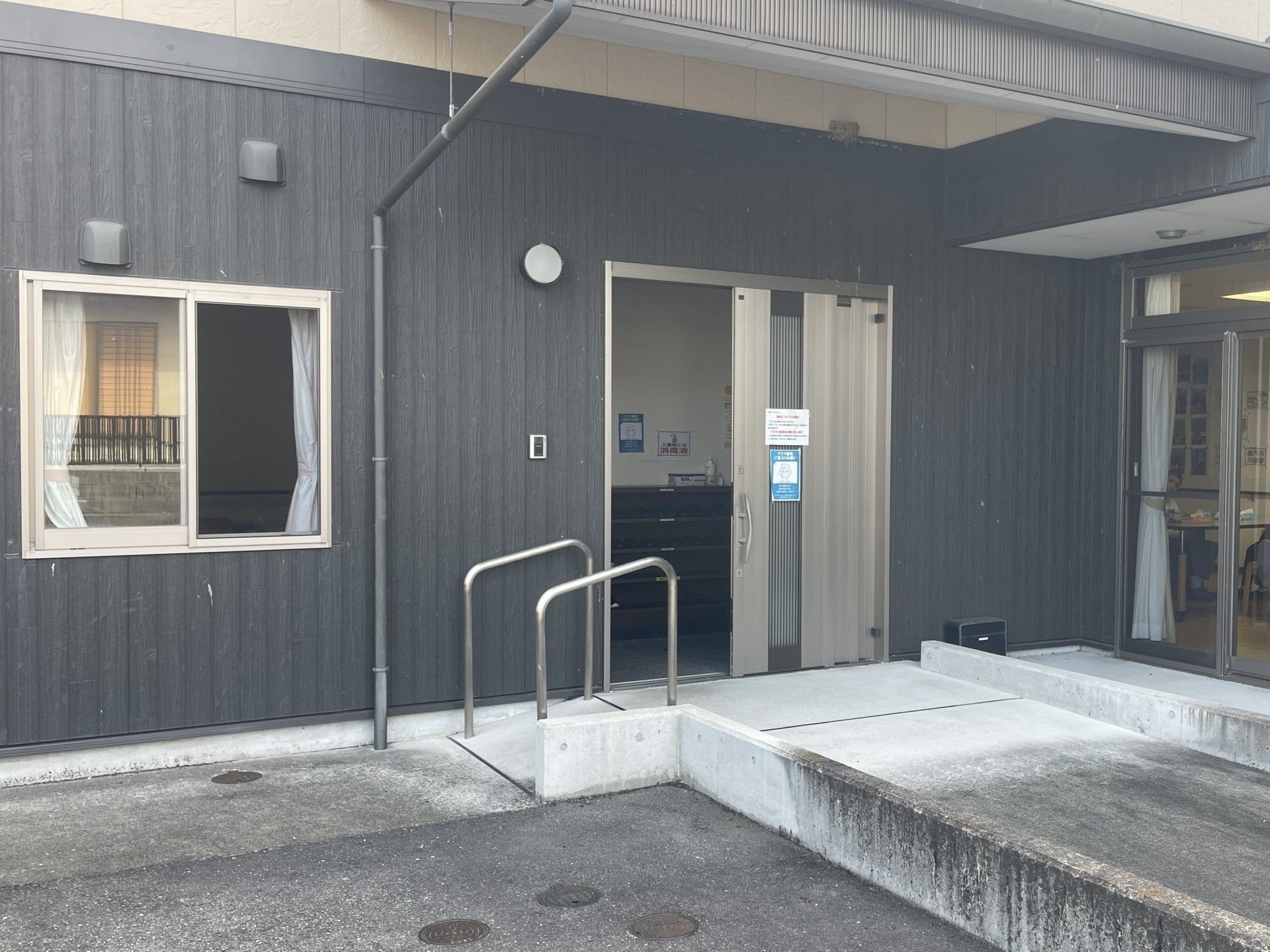 スロープ付きの出入口
