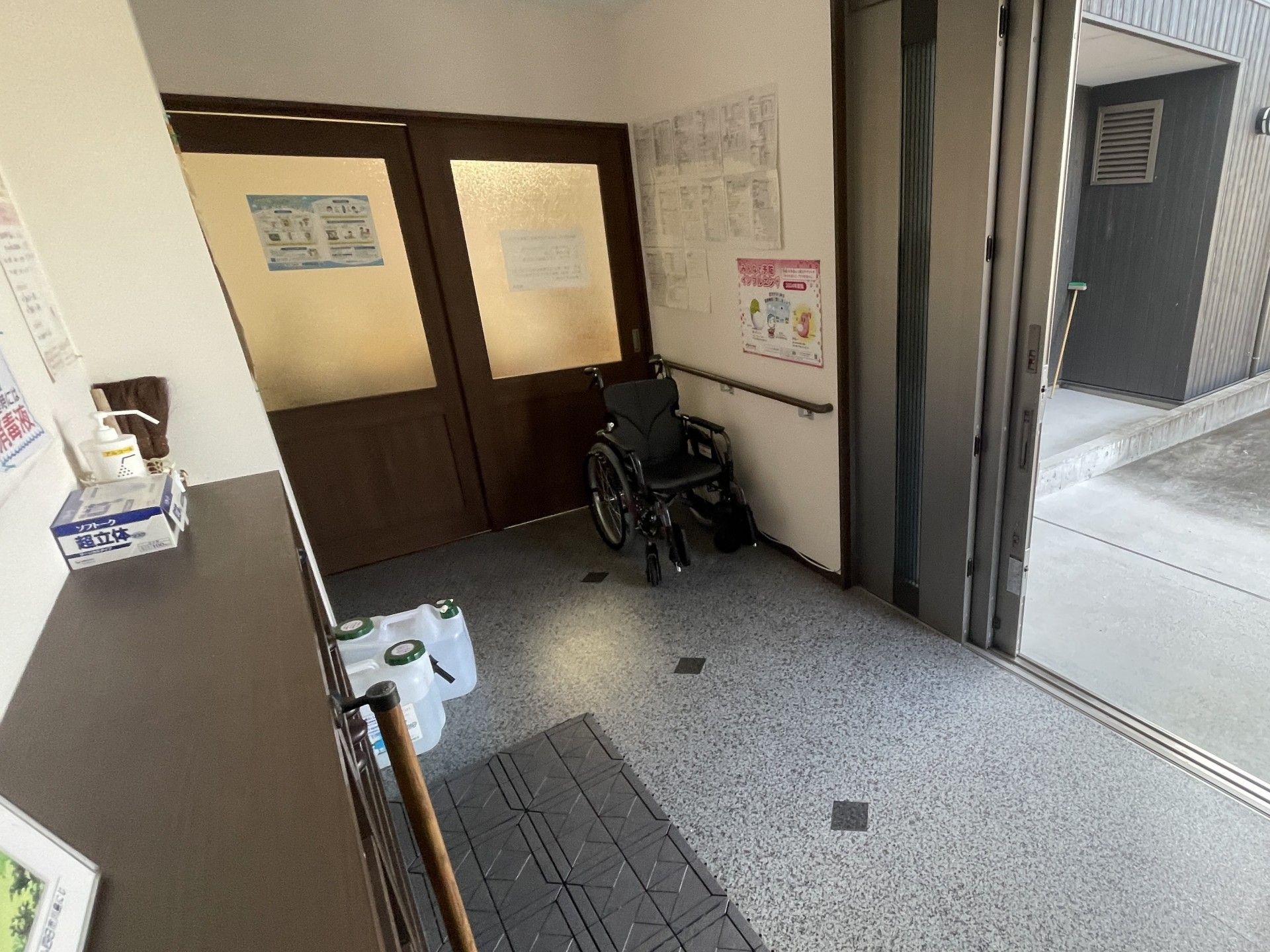 車椅子と出入口の様子