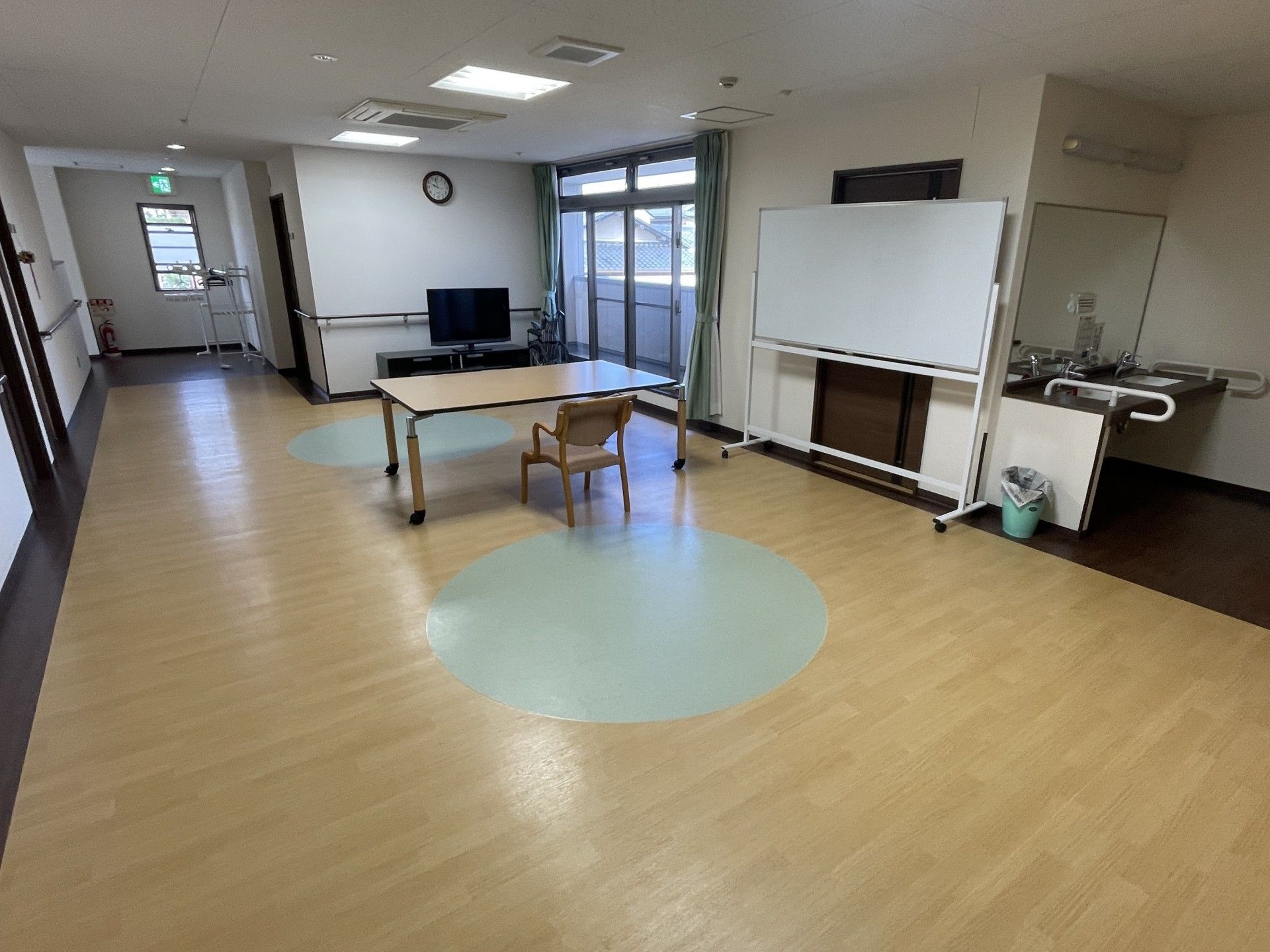 高齢男性の身体を支える女性ヘルパー