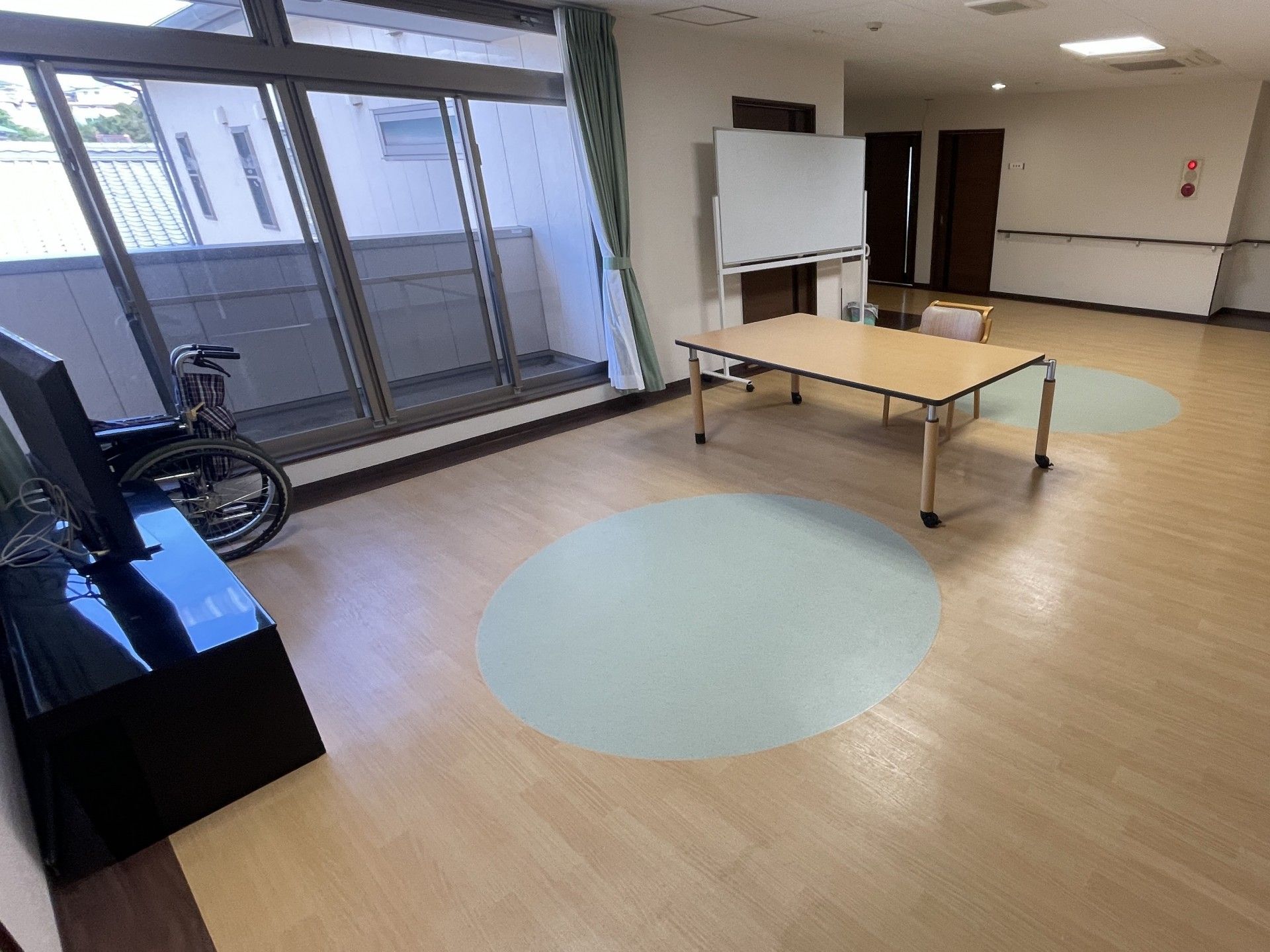 広い窓のある部屋