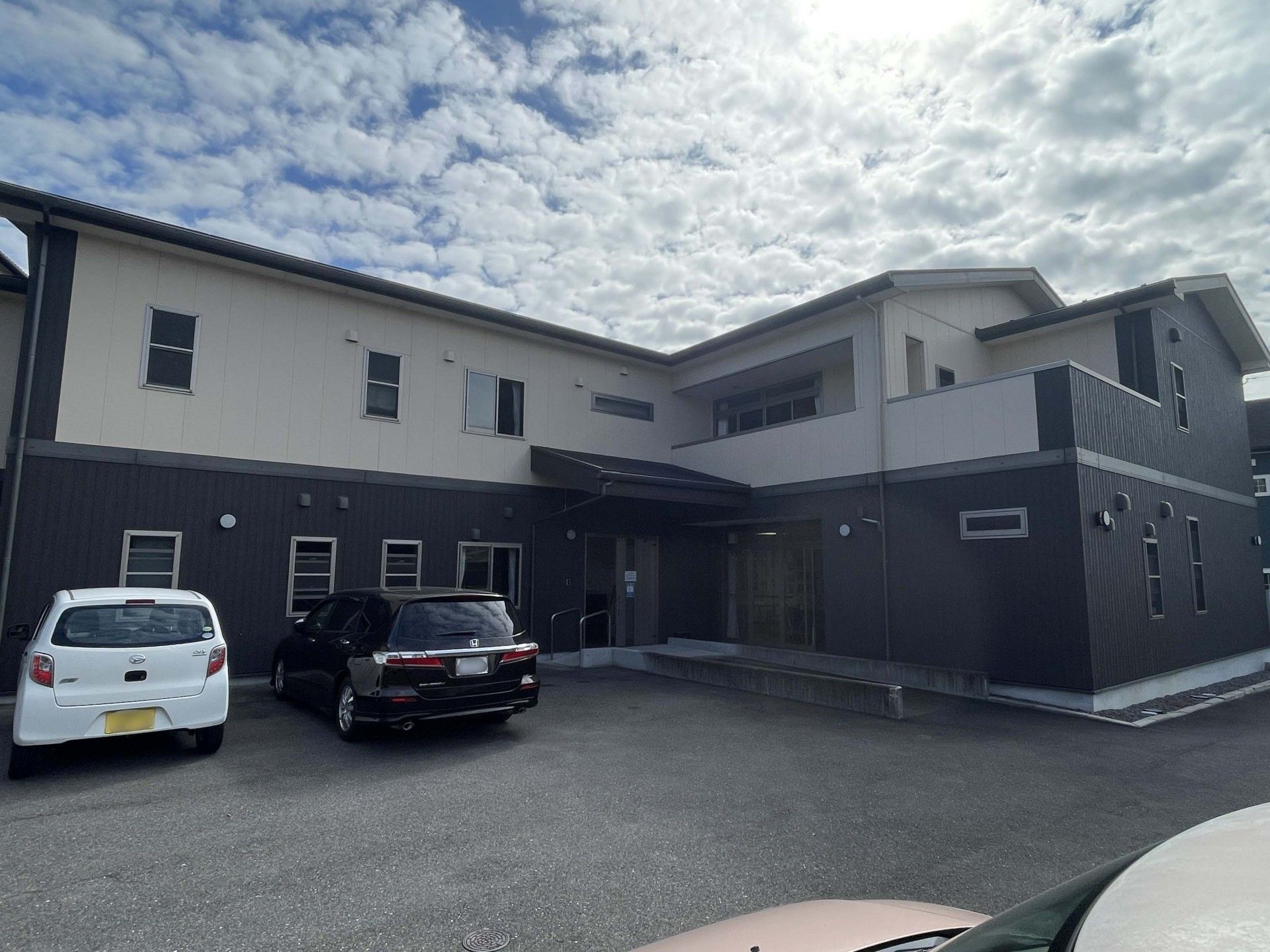 駐車場のある建物外観