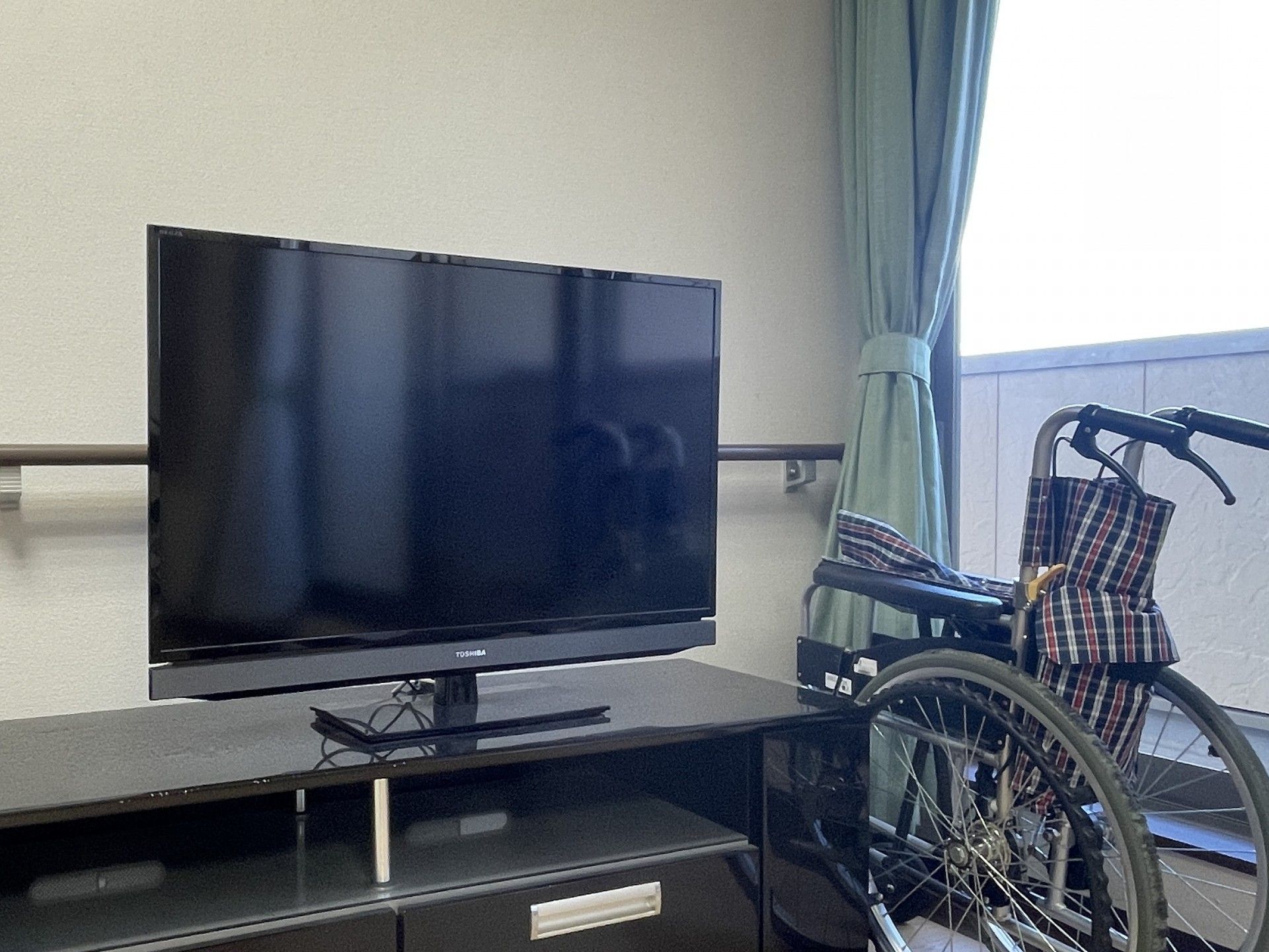 テレビと車椅子のある部屋