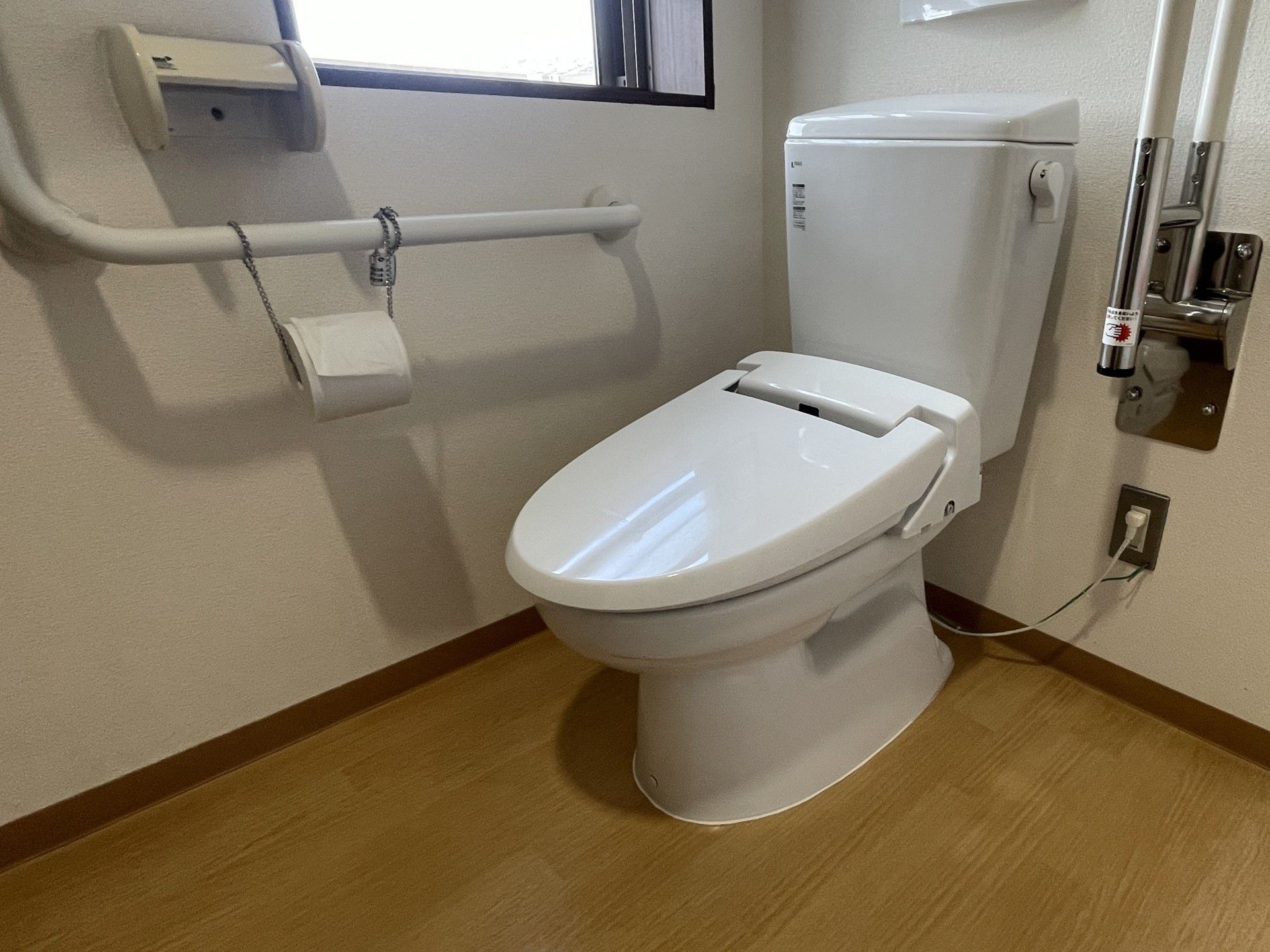 手すり付きのトイレ