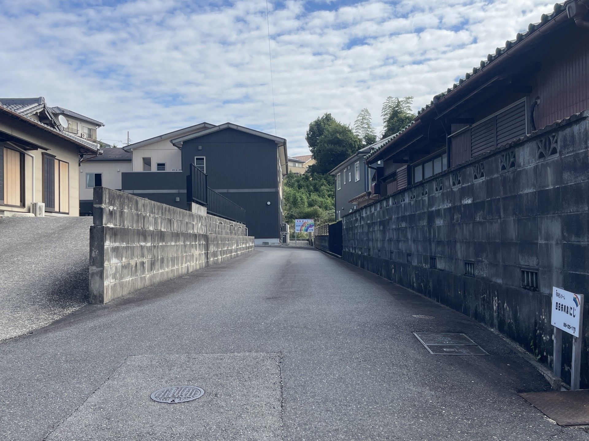 静かな住宅街の道