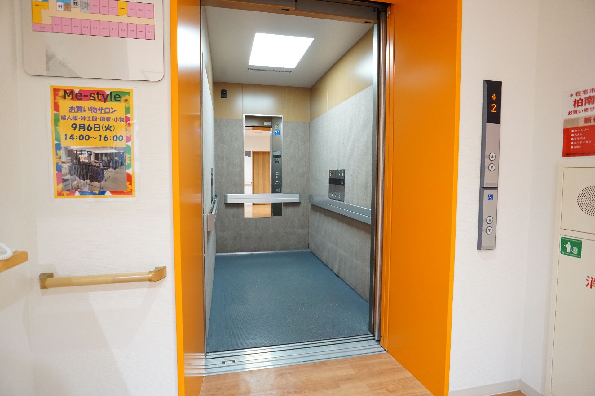 手すりが取り付けられていて、スムーズに入れるエレベーター
