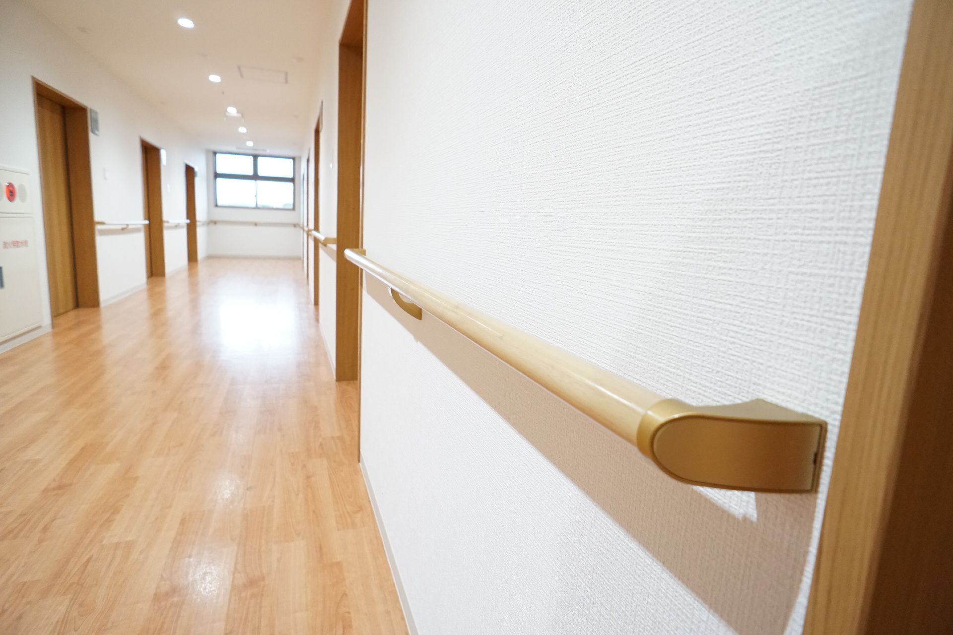 バリアフリー化され、段差がなく手すりが行き渡っている廊下