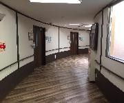 明るく広々とした廊下