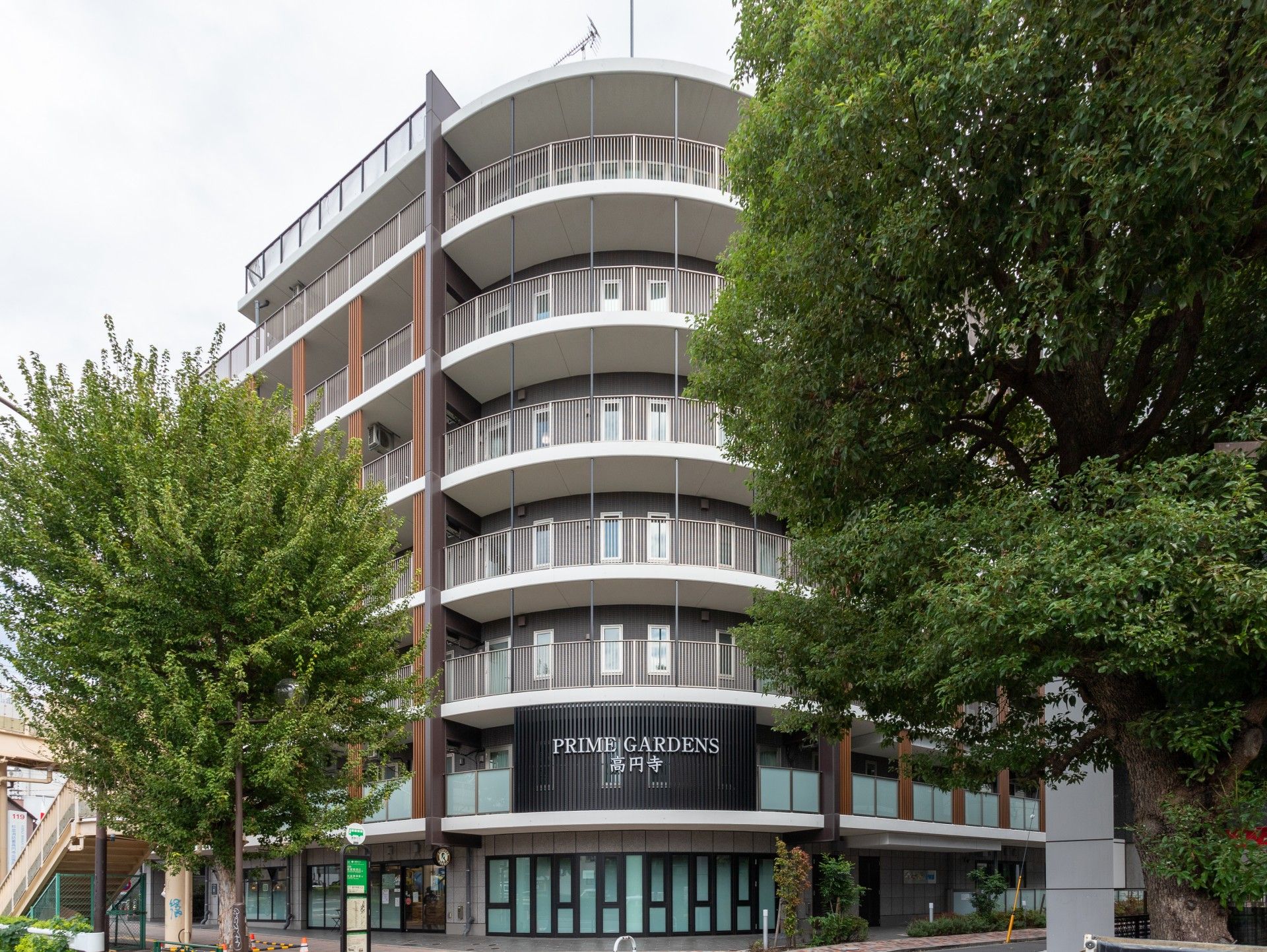 緑に囲まれた建物外観