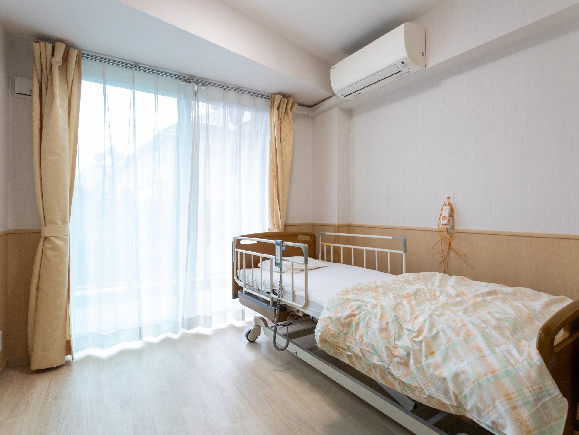 明るい個室のベッド