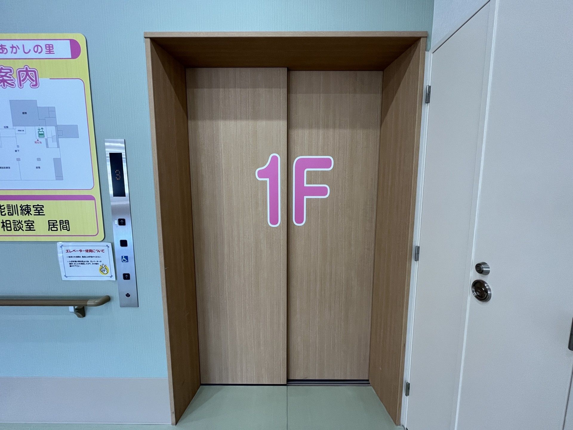 1階表示のエレベーター前