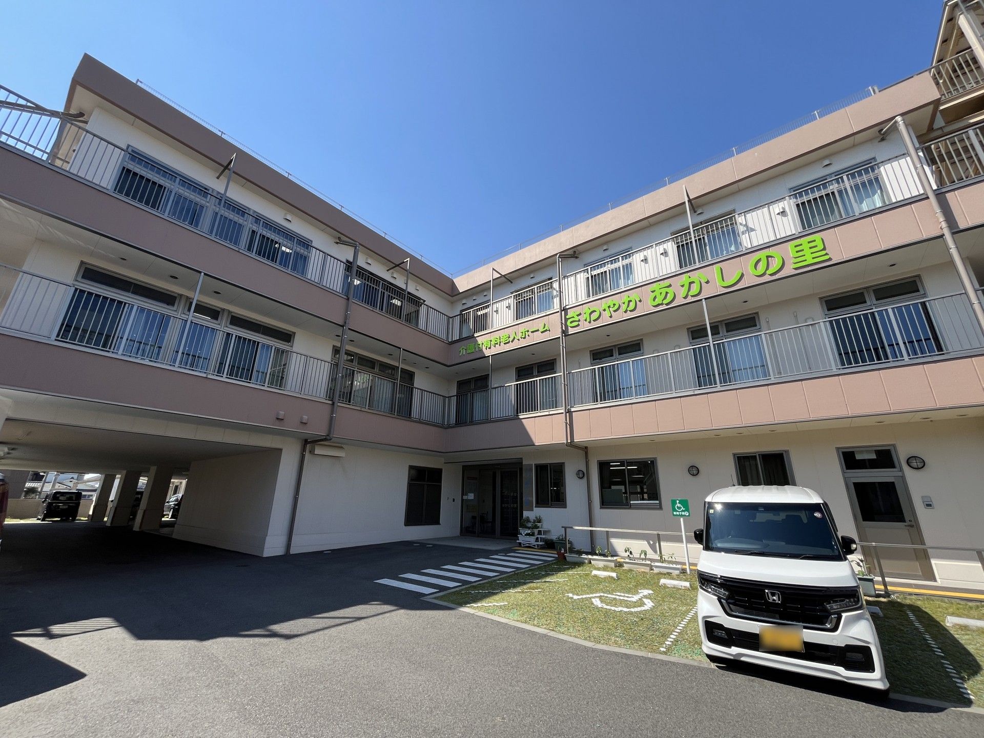 明るい外観の建物