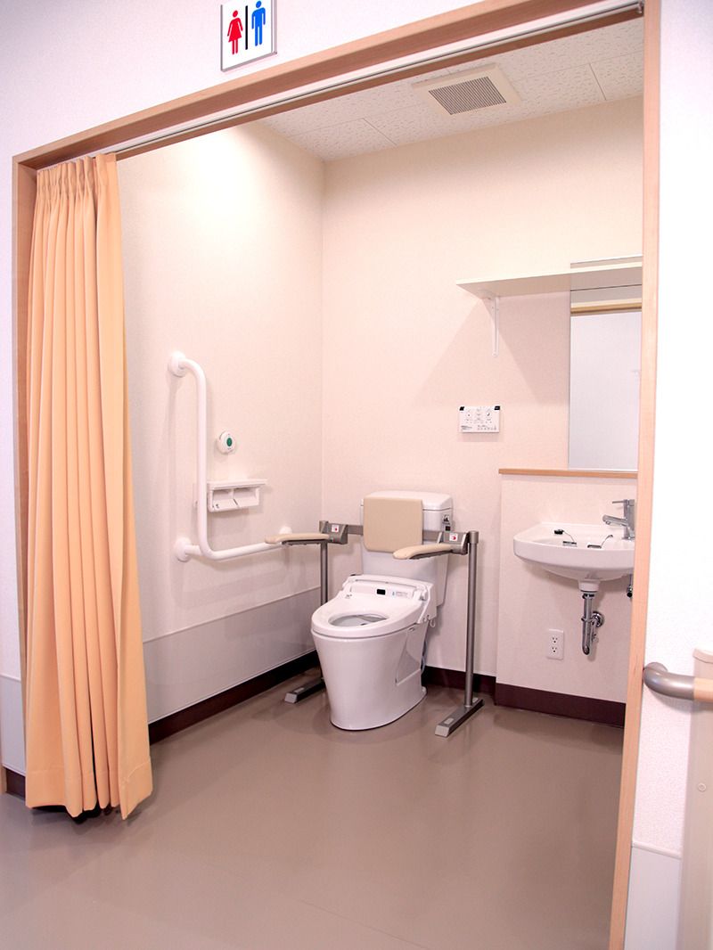 ドアの代わりにカーテンがかかっている施設内のトイレの様子。