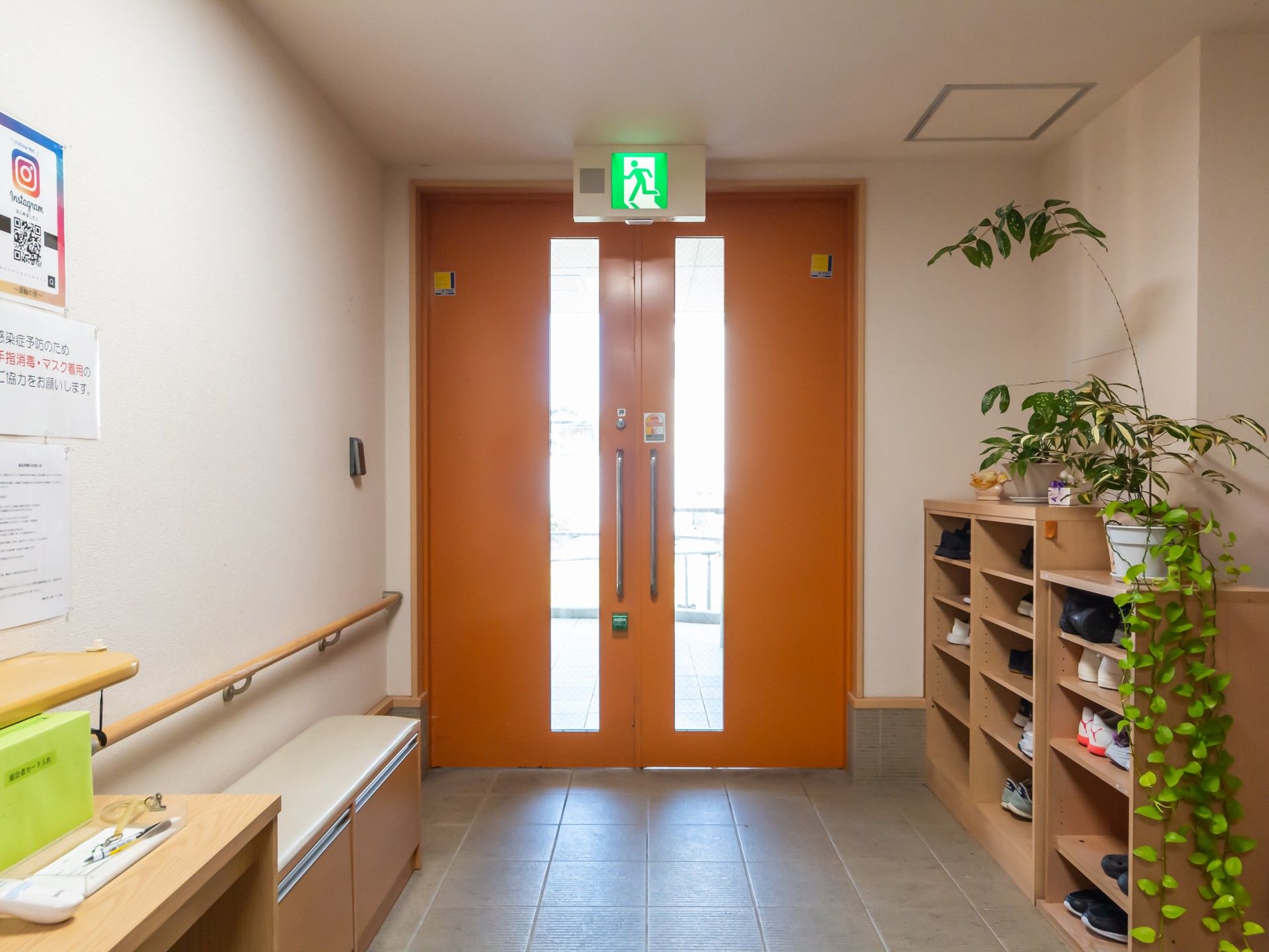 明るい出入口の廊下