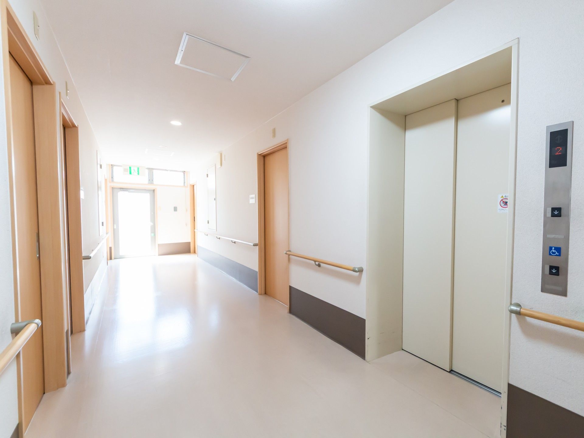 明るい廊下とエレベーター