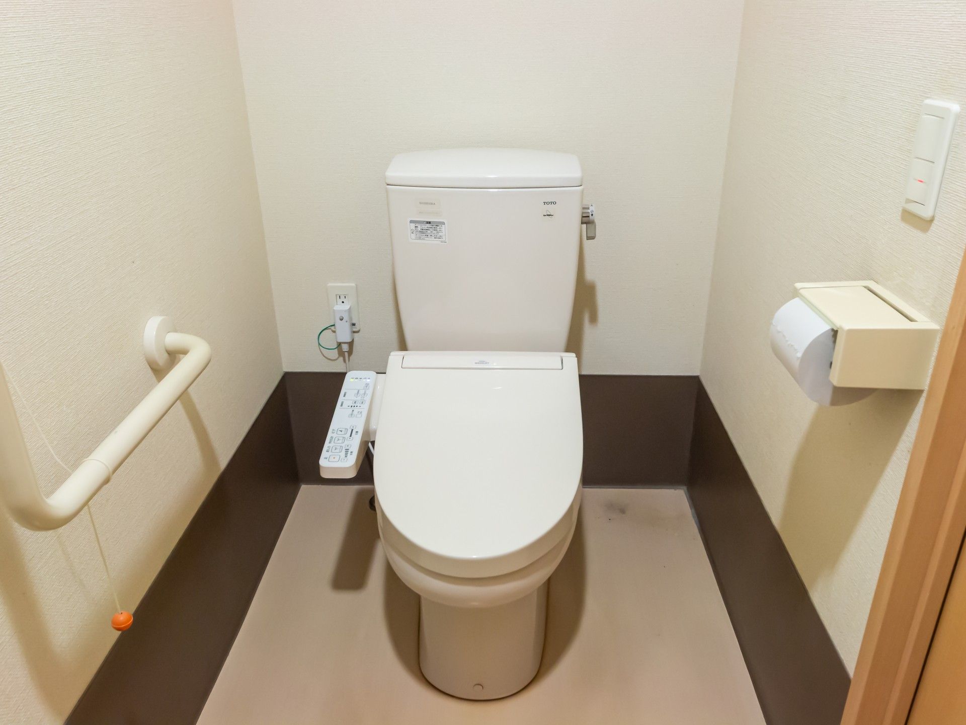 手すり付きのトイレ
