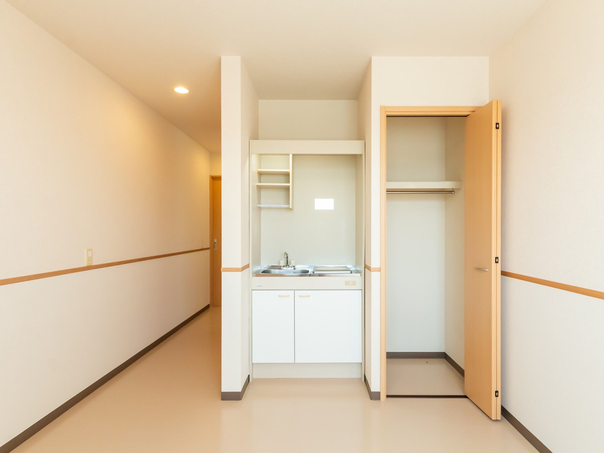 シンプルな居室の一角