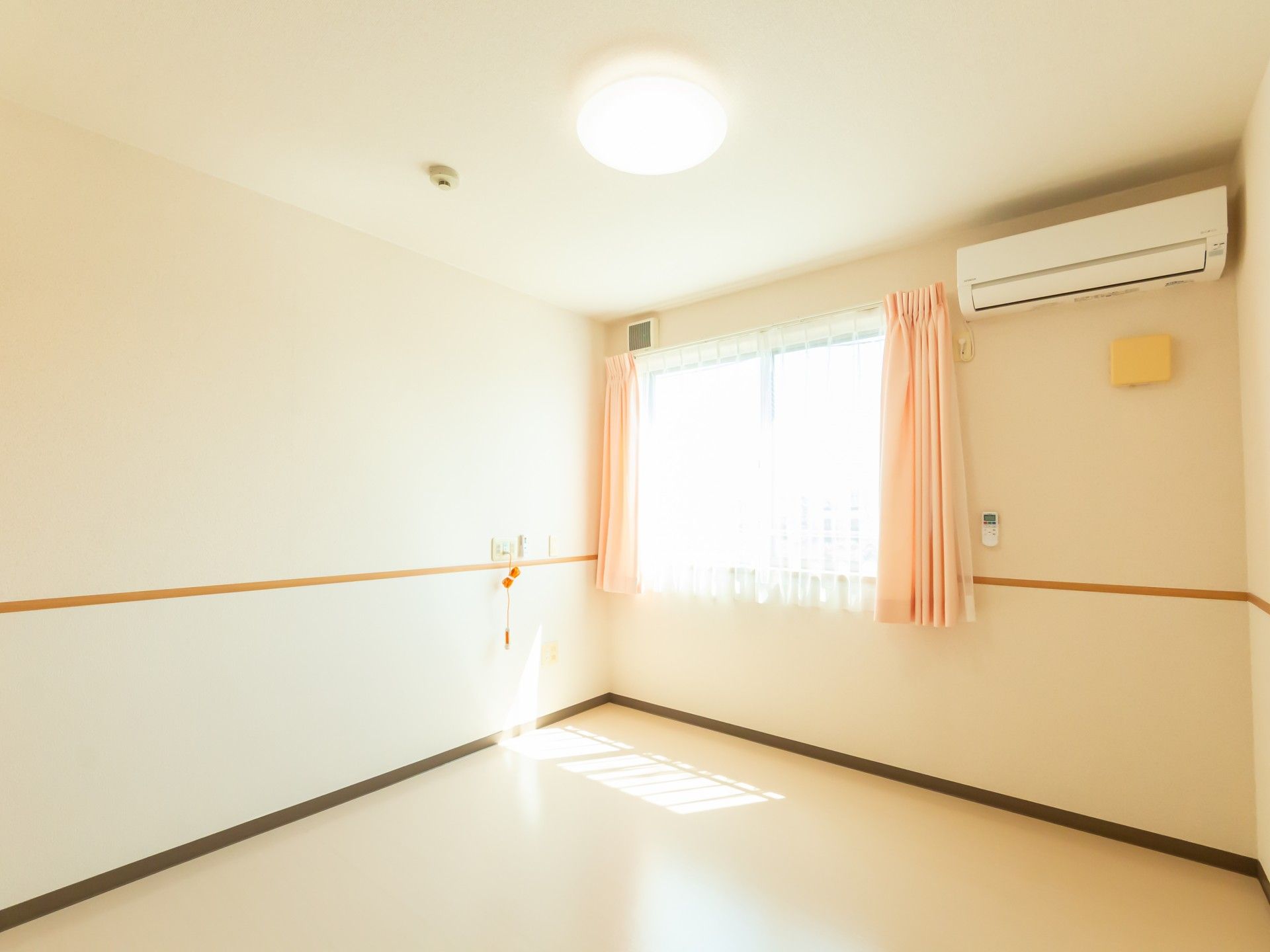 日差しが差し込む部屋