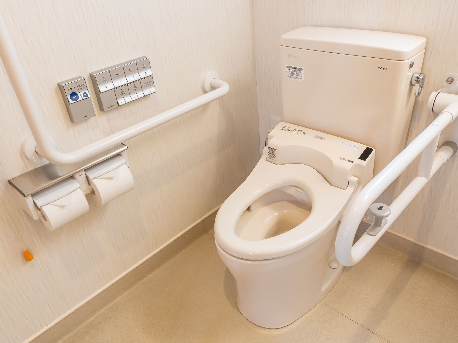 手すりが設置されている居室のトイレ