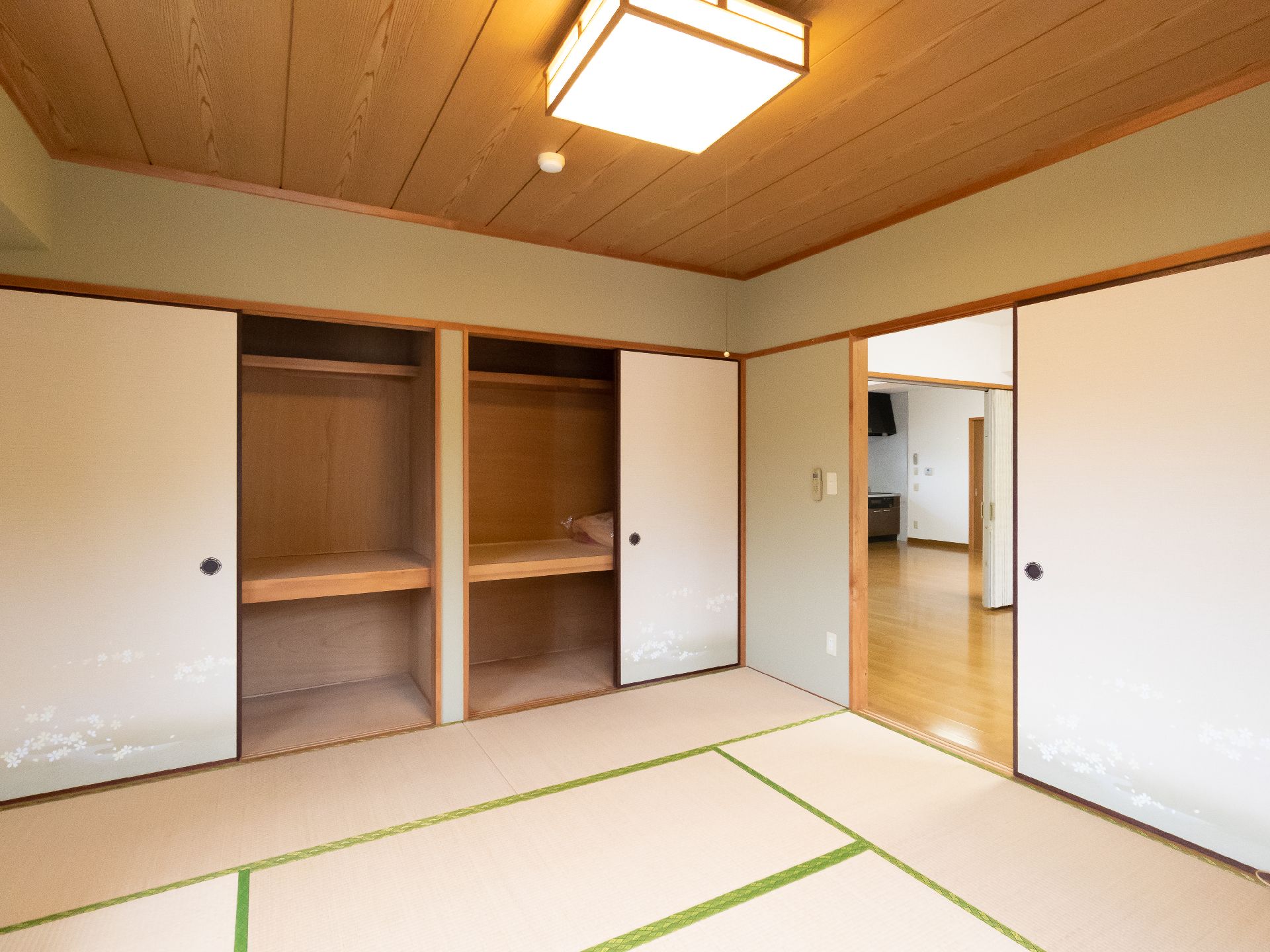 壁１面が押し入れになっている畳が敷かれた部屋