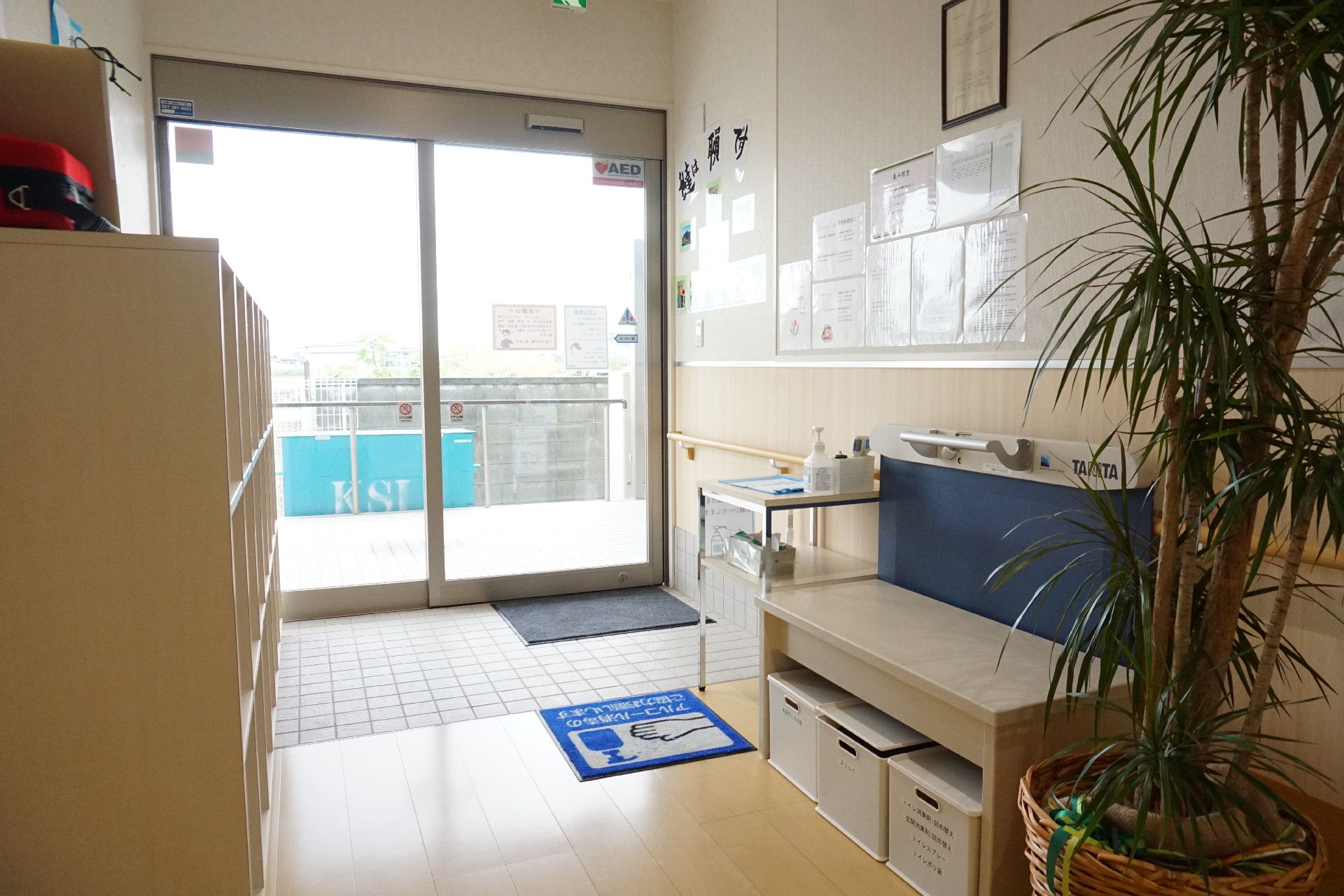 入居者が靴の履き替えをしやすいように、専用の椅子が設置されている玄関