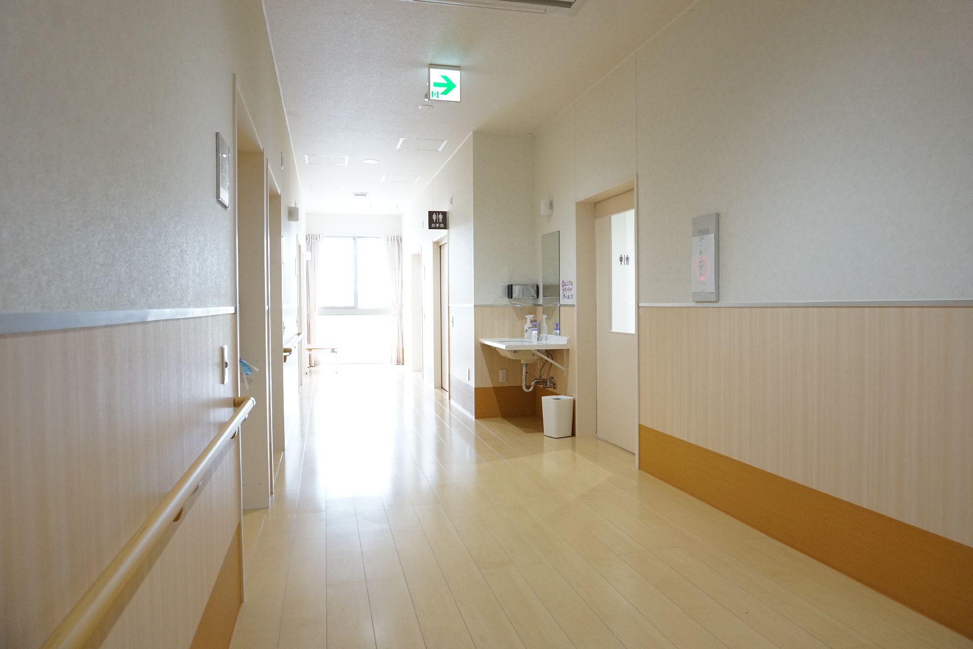 バリアフリー化され、壁に手すりが取り付けられている廊下