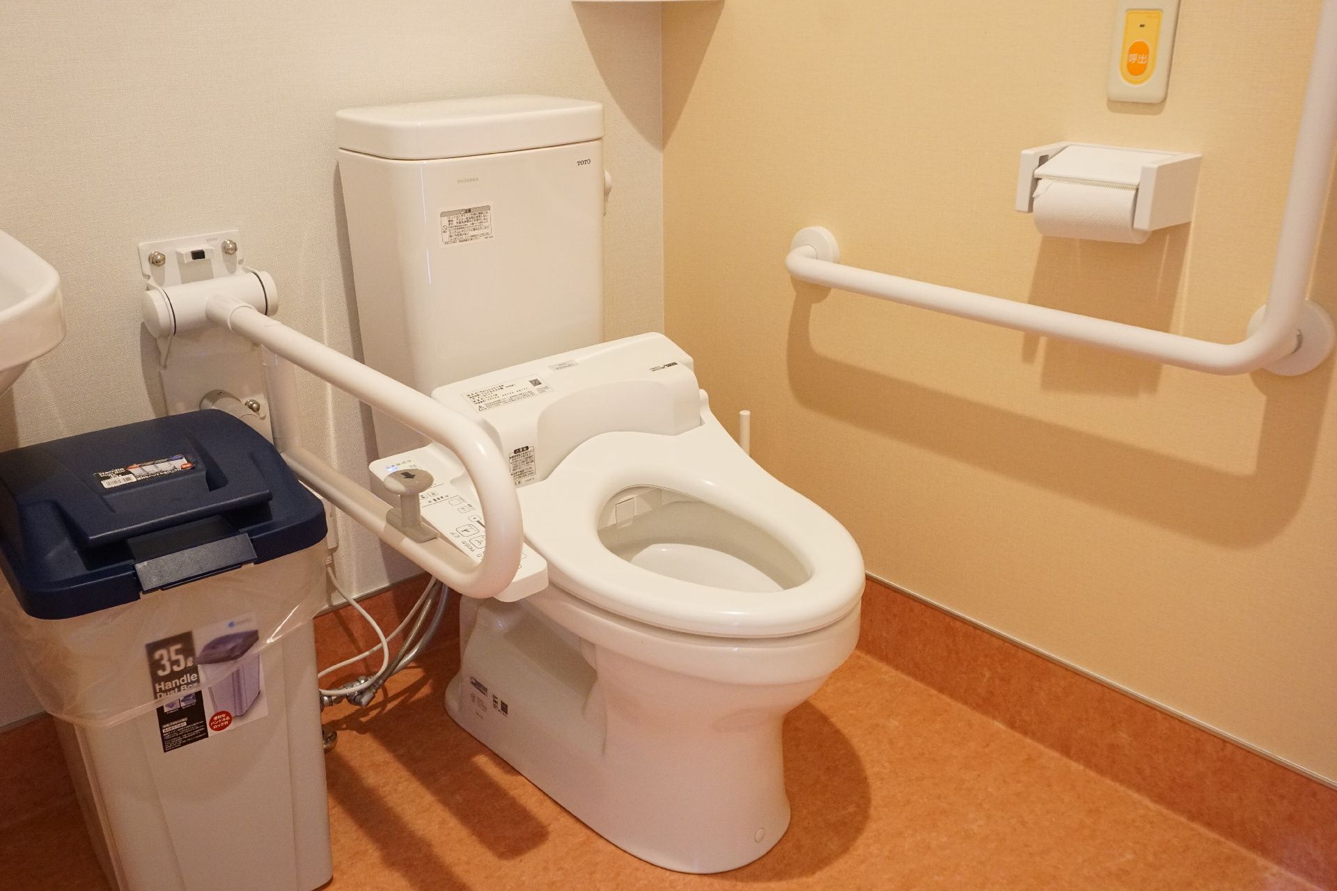 バリアフリー完備で壁に手すりが取り付けられているトイレ