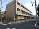 静かな住宅街にある施設の外観