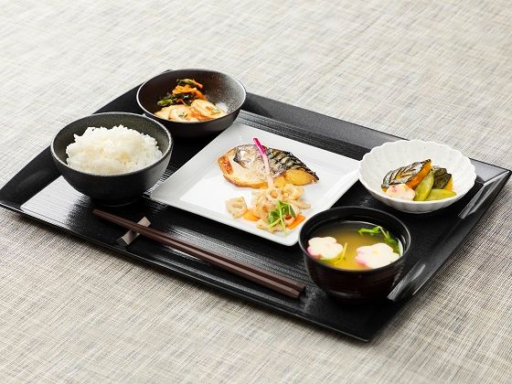 花型の人参やいんげんを添えた煮魚と、ほうれん草のおひたし、野菜の煮物やご飯と味噌汁がセットになったメニュー