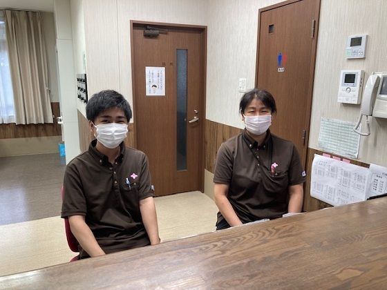 玄関を入って靴箱などがある場所を通り過ぎると受付があり、大きなガラス戸の向こうもよく見えるようになっている。壁には手すりが付いている。