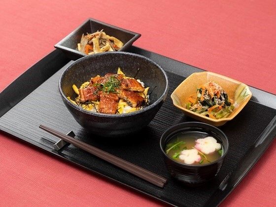 いなり寿司とゆかりごはんと焼き魚と野菜の煮物、デザートのあんみつがついた弁当