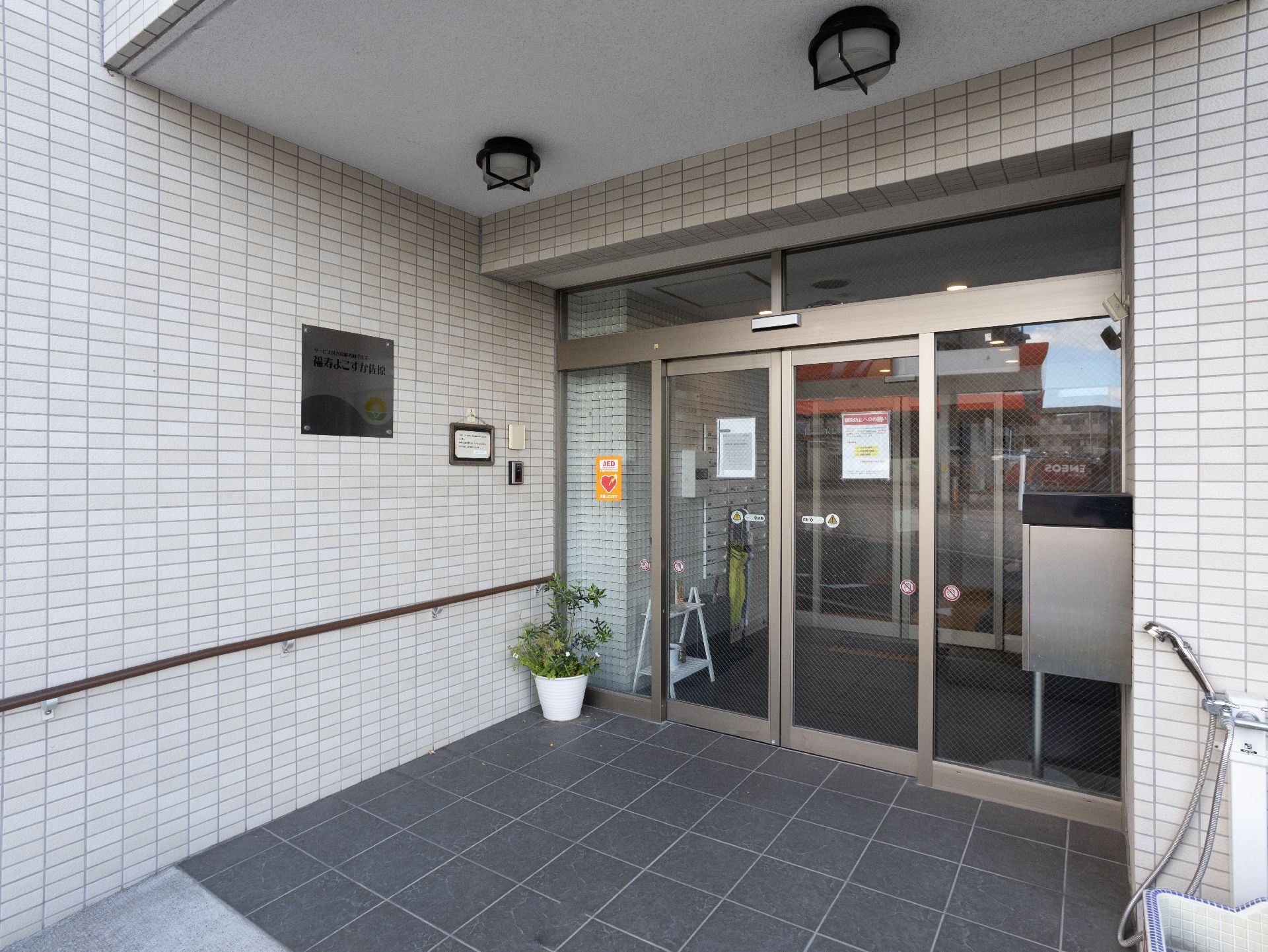 壁に手すりが設置され、床の段差はすべて解消されている玄関