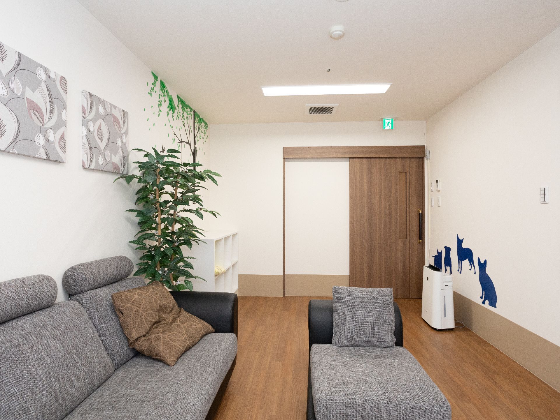 大きなソファーが設置され、ドアが引き戸になっている部屋