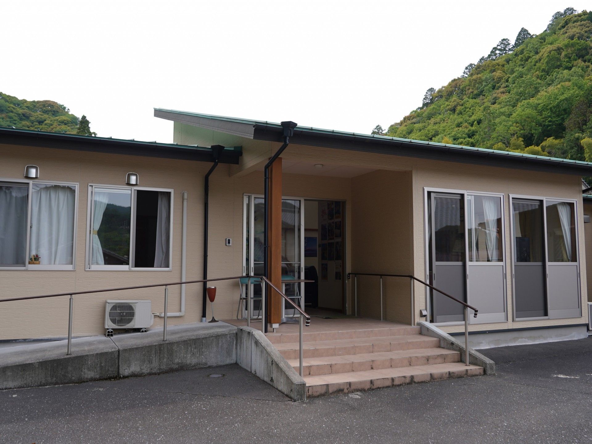 緑に囲まれた建物の外観
