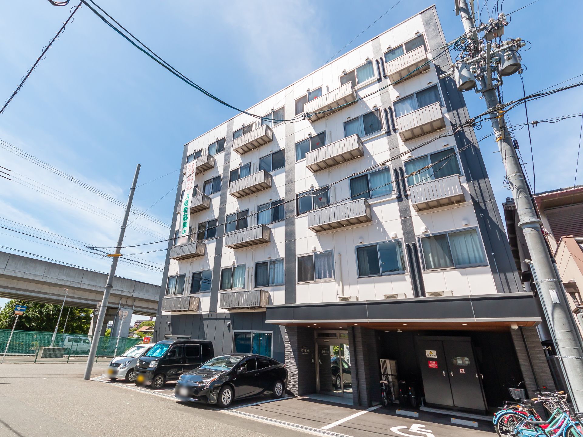 屋根と外壁ともに落ち着いた色合いで、住宅のような雰囲気がある外観