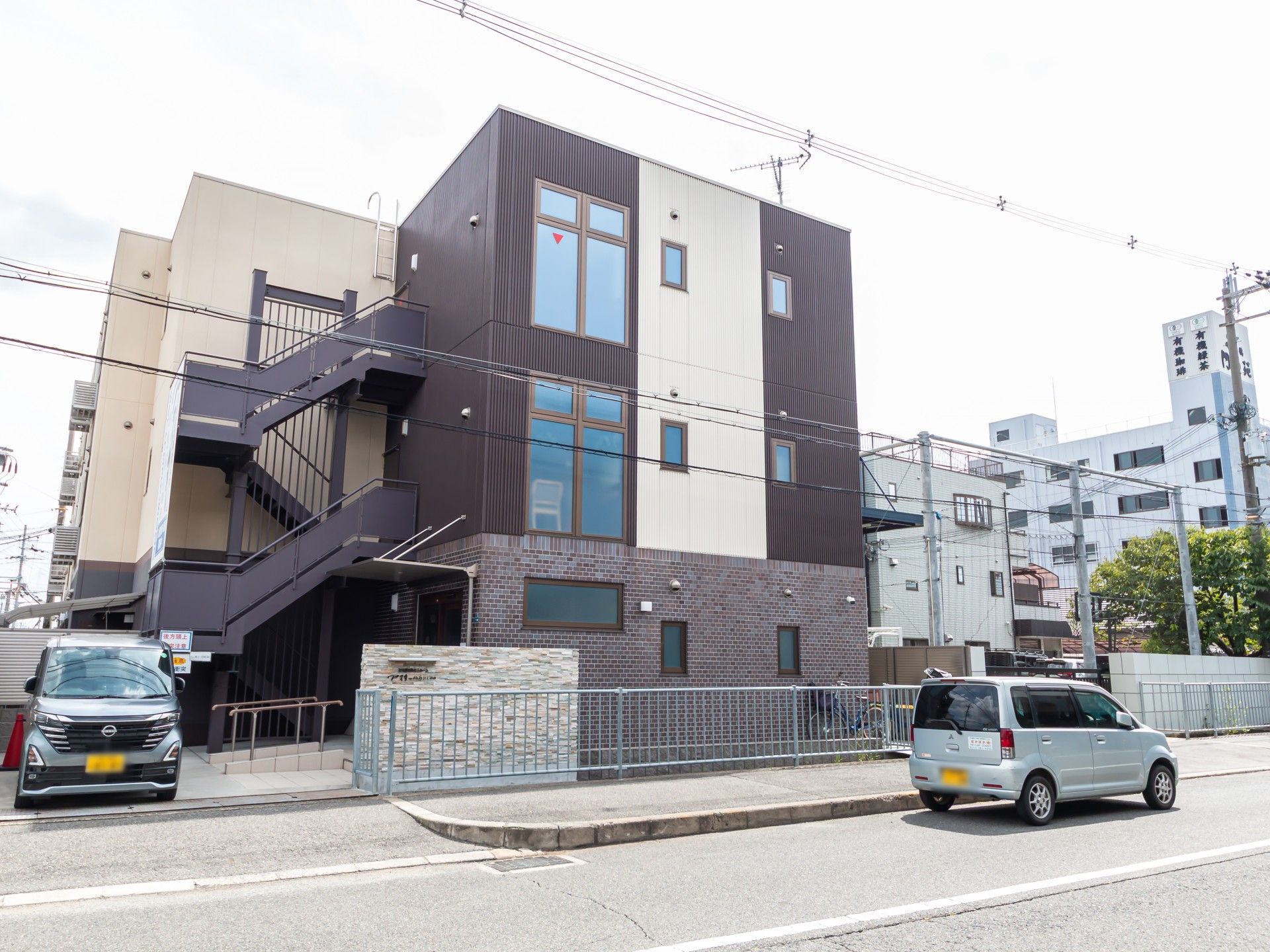 外観の階段と駐車場