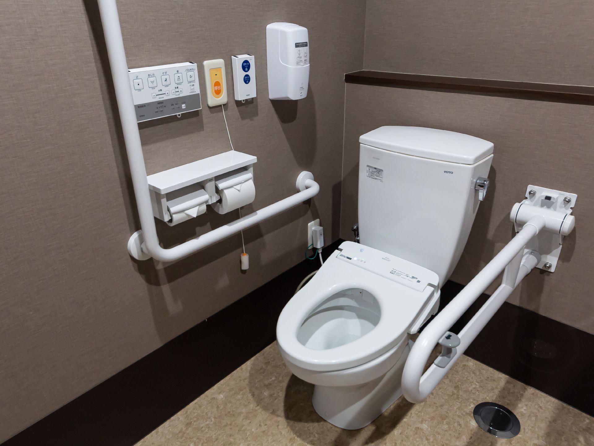 手すりが取り付けられ、楽に使用できる洋式トイレ